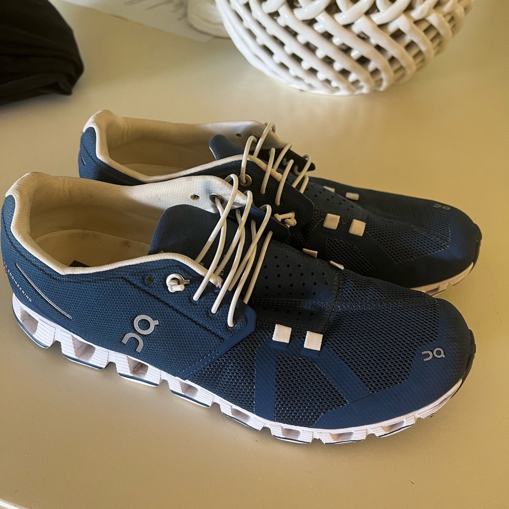 Oncloud Swiss tennis shoes 9.5 womens